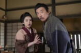 左から、福来スズ子（趣里）、棚橋健二（生瀬勝久）。 映画の撮影所・セット内にて。映画で棚橋と夫婦役で出演をするスズ子。