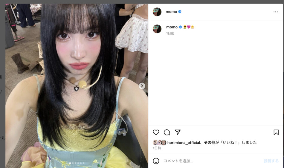 TWICE モモ、ライブ衣装でセルフィー