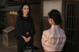 左から、茨田りつ子（菊地凛子）、福来スズ子（趣里）。 スズ子の家・表にて。りつ子と話すスズ子。