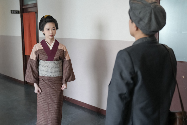 左から、福来スズ子（趣里）、鮫島（みのすけ）