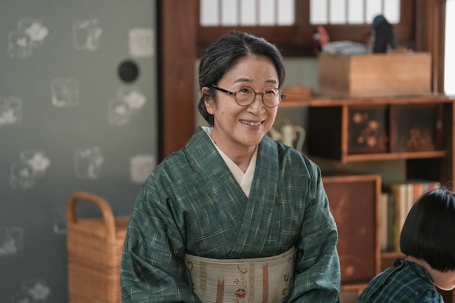 スズ子の家・居間にて。家政婦としてやって来た大野晶子(木野花)。