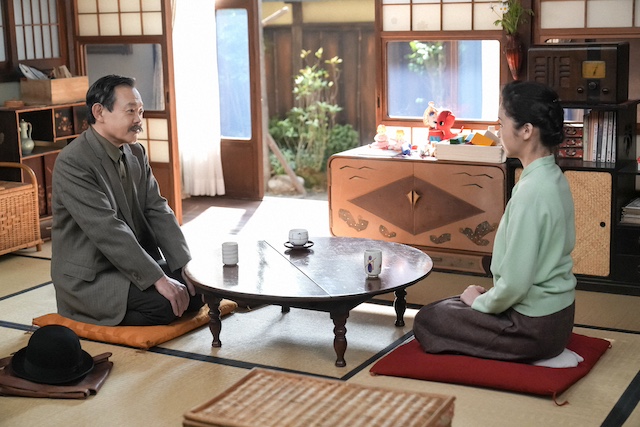 左から、山下達夫（近藤芳正）、福来スズ子（趣里）。 スズ子の家・居間にて。新しいマネージャーに気乗りしないスズ子を説得する山下。