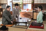 左から、山下達夫（近藤芳正）、柴本タケシ（三浦獠太）、福来スズ子（趣里）。 スズ子の家・居間にて。山下から新しいマネージャーとして甥のタケシを紹介されるスズ子。