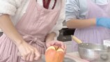 辻希美、長女とアップルパイ作りの画像