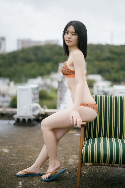 松島かのん1st写真集　制服・水着姿に注目の画像