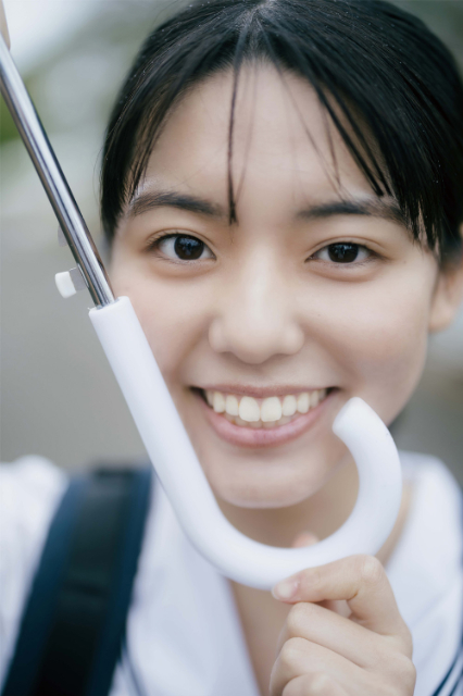 松島かのん1st写真集　制服・水着姿に注目の画像