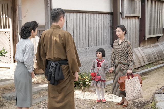 左から、花田ユキ（沢暉蓮）、花田松吉（木内義一）、愛子（小野美音）、福来スズ子（趣里）。 松吉の家・表にて。松吉とユキに出迎えられるスズ子と愛子。