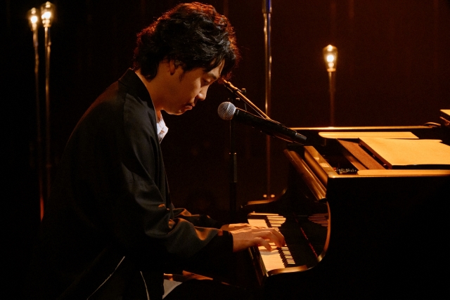 『SONGS 大泉 洋』でピアノを弾く大泉洋