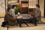 左から、花田松吉（木内義一）、花田ユキ（沢暉蓮）、福来スズ子（趣里）。 松吉の家・居間にて。松吉とユキから梅吉の思い出話を聞くスズ子。