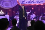 善一のパーティーで「別れのブルース」を唄う茨田りつ子（菊地凛子）。