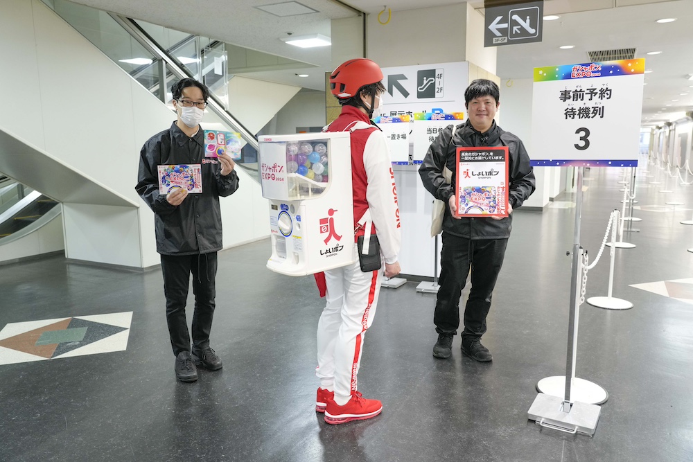 脳波で回せる“未来のガシャポン”を体験の画像