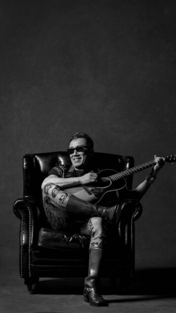 長渕剛、約7年ぶりのアルバム『BLOOD』リリース ギターを爪弾く姿捉え