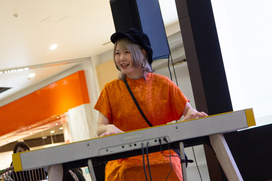 ピアノちゃん ピアノが作る笑顔の空間「ハラミちゃん×＃部屋活ピアノ」リアル