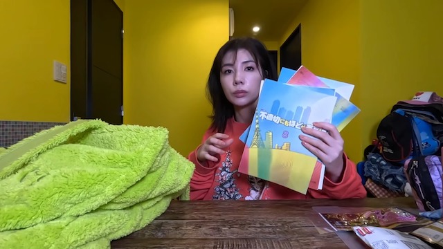 仲里依紗、“カバンの中身”を紹介の画像