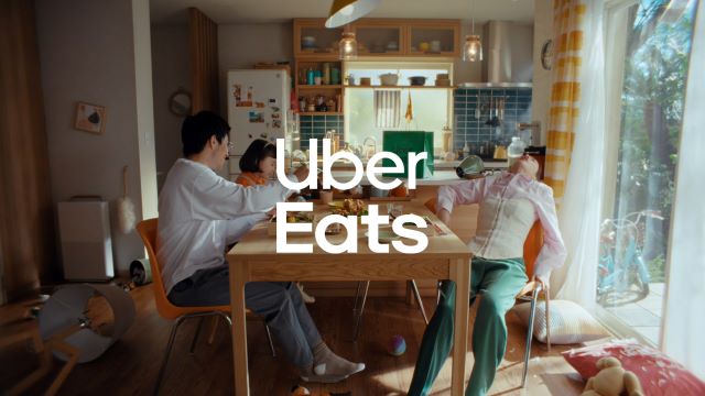 疲れ果てた家族は結局 Uber Eatsで頼んだ焼き⿂弁当を⾷べることになった。