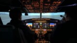 魔裟斗、航空機のパイロットを体験の画像