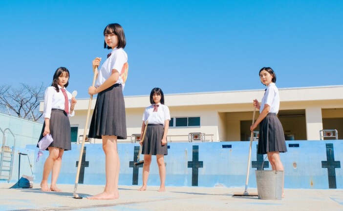 女子高生3人が水のないプールで会話劇　山下敦弘監督作『水深ゼロメートルから』本編映像