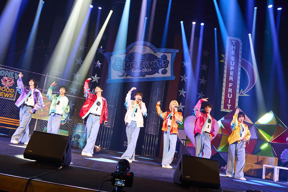 『THE SUPER FRUIT 2nd ONEMAN TOUR – Blue Fruits Tour2024 -』昭和女子大学人見記念講堂公演の模様（撮影＝上溝恭香）