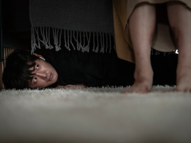 イ・ジフンがベットの下に潜り込み女性を監視　『アンダー・ユア・ベッド』場面写真公開