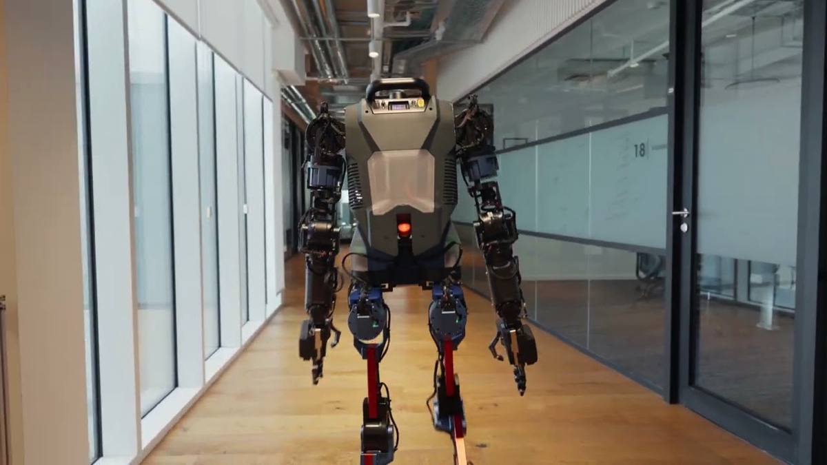 言葉で命令可能なAIロボット『Menteebot』