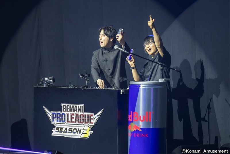 「I'm so Happy」では、DJ YOSHITAKAが巧みなエフェクター操作で観衆の大合唱を煽った