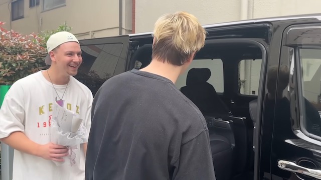 サワヤン、ドッキリで国産車を贈呈の画像