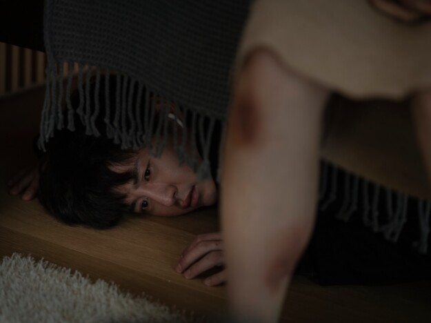 ベッド下からの視点でDV夫と妻の交わりを覗く　『アンダー・ユア・ベッド』本編映像公開