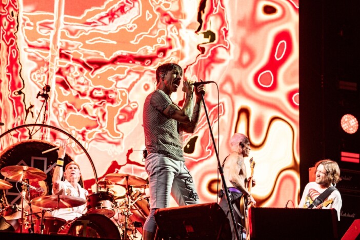 Red Hot Chili Peppers、1年ぶりのカムバックは最高の仕上がりに　東京ドームを掌握した圧倒的パワー