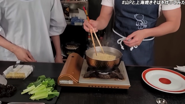 山下智久、“時短”焼きそば作りに挑戦の画像