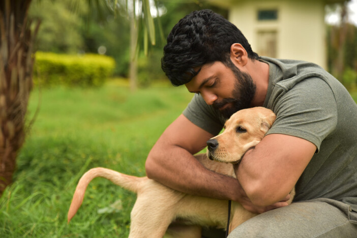 孤独な男とやんちゃな犬の“踊らないインド映画”　『チャーリー』本予告＆場面写真公開