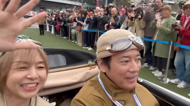 山口智子、唐沢寿明とポルシェでドライブの画像