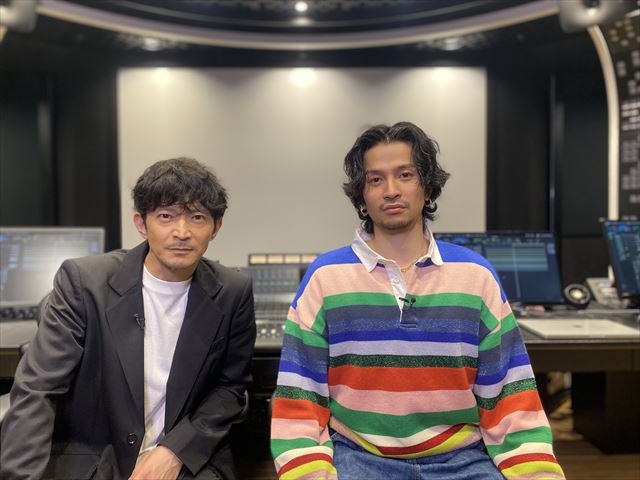 コジマプロダクションのアフレコスタジオでの津田健次郎、常田大希（King Gnu）の2ショット