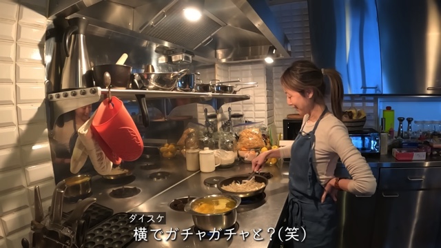 三児の母・高岡早紀、 家族と仲良く夕飯作りの画像