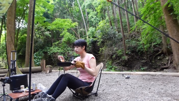 キャンプ女子YouTuber・mii、大自然でキャンプ飯　食べっぷりに反響「リアルな表情で良い」