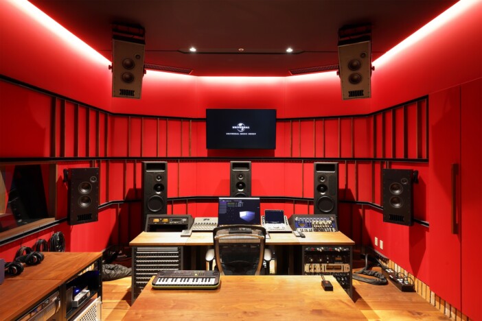 ユニバーサルミュージックが原宿に作った“世界基準”のスタジオを訪問　Travis Japanの新譜も制作