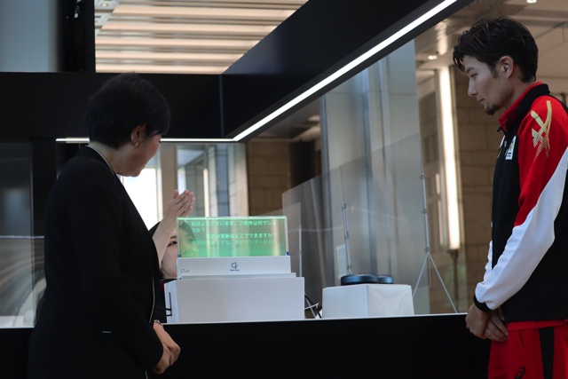 東京都が「透明ディスプレイ」を設置の画像