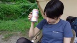 mii、大自然で“ぼっち飲み”の画像