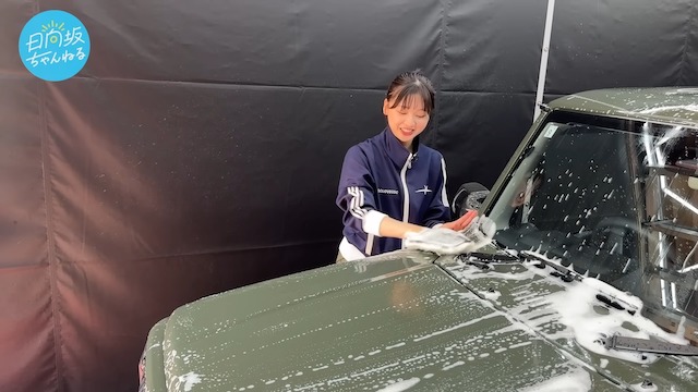 日向坂46・富田鈴花、初のマイカーを洗車の画像