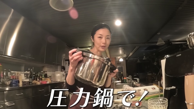 高岡早紀、丸鶏を使った参鶏湯を調理の画像