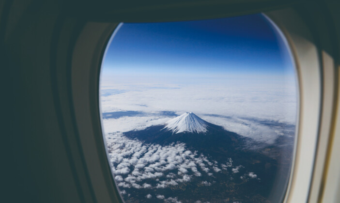 旅客機の窓から見える雲、山、海、夜景ーー航空写真家が出会った美しい風景が1冊に