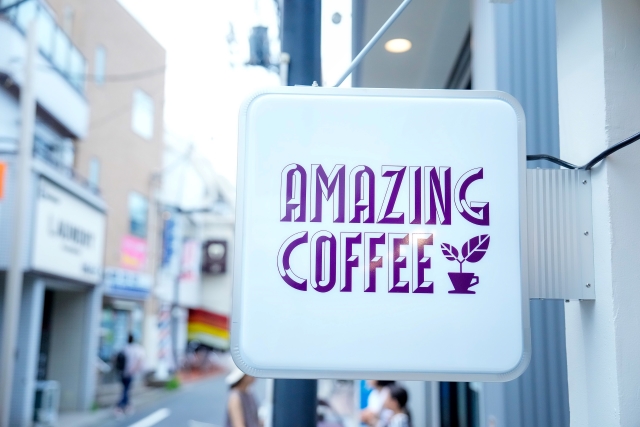 『AMAZING COFFEE TOKYO GOTOKUJI』外観　ロゴ看板