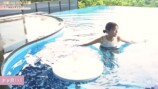 貴島明日香、“水着姿”で豪華プールを堪能の画像