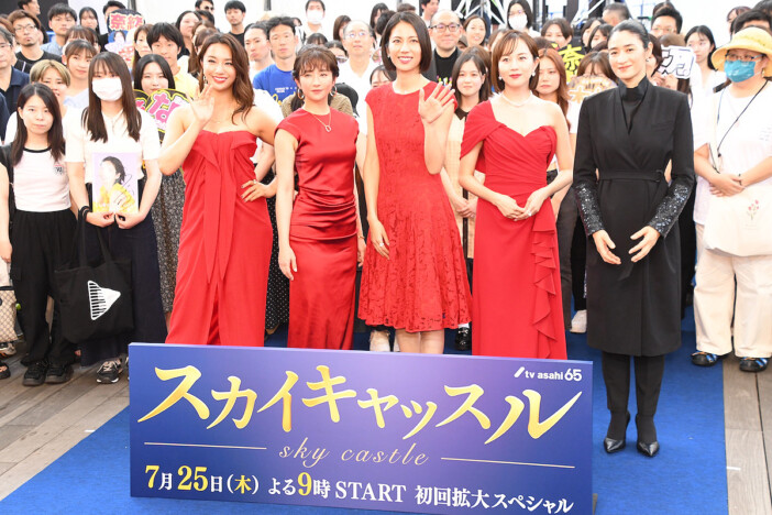 松下奈緒、“瞬きしたら負け”の目力で木村文乃を圧倒　真っ赤なドレス姿に観客から大歓声