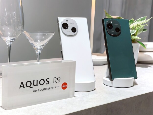 レンズ周りの非対称デザインがチャームポイント  デザイナーに三宅一成氏を迎えた新生『AQUOS R9』の魅力