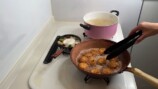 大家族YouTuber、大ボリュームの夕食作りの画像