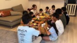 大家族YouTuber、大ボリュームの夕食作りの画像