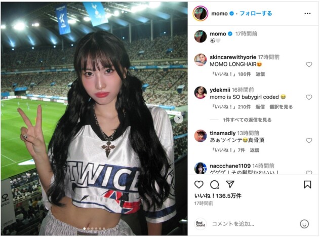 TWICE MOMO、ヘソ出し姿でサッカー観戦　黒髪ツインテールに「似合いすぎ」「真のチアリーダー」