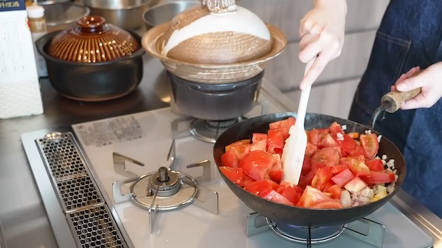 佐々木希、豪華キッチンで夏野菜カレー作りの画像