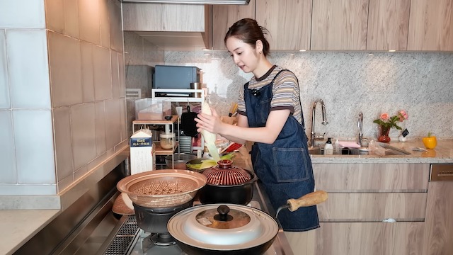 佐々木希、豪華キッチンで夏野菜カレー作りの画像