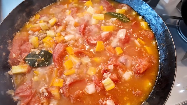 佐々木希、豪華キッチンで夏野菜カレー作りの画像